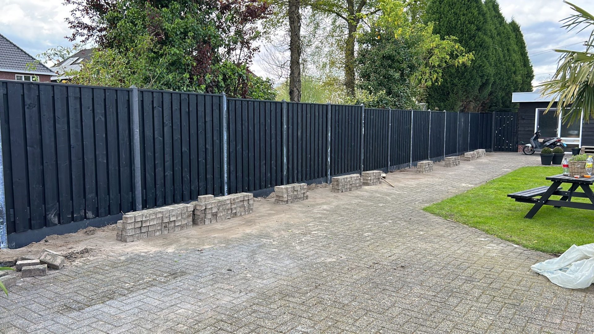 Hout-betonschutting Basic Grenen Zwart